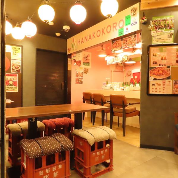 当店のテーブル席は、お客様の人数に合わせて柔軟に対応可能となっております。共用のテーブル席もございますので、大人数でのグループ利用も可能です♪席を分け単独でご利用いただければ、大切な人とのデートにも使いやすい環境を整えています♪居心地の良い落ち着いた雰囲気の中、会話と食事を心ゆくまでお楽しみください