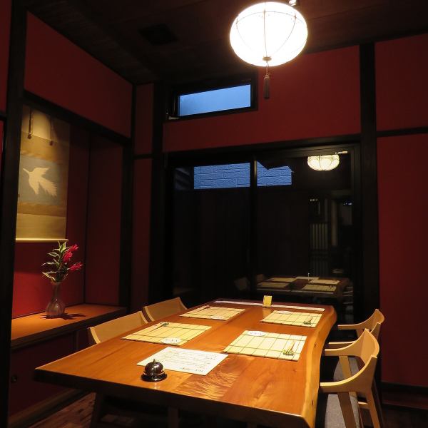 ゆっくりとお過ごしいただける個室。金沢駅近くにありながら、一歩お店に入れば静かで上質な空間。美しく表現された加賀の伝統と、木のぬくもり、シンプルながら飽きることのない空間作り。ついつい時間を忘れて過ごしてしまう、贅沢な大人の一時。
