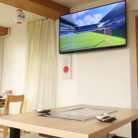 モニターが見えるテーブル席では、サッカーなどのスポーツ観戦をしながら鉄板焼きを楽しめます。友人や同僚との集まりはもちろん、観戦メインの宴会シーンにも活躍。盛り上がる夜にぴったりです。