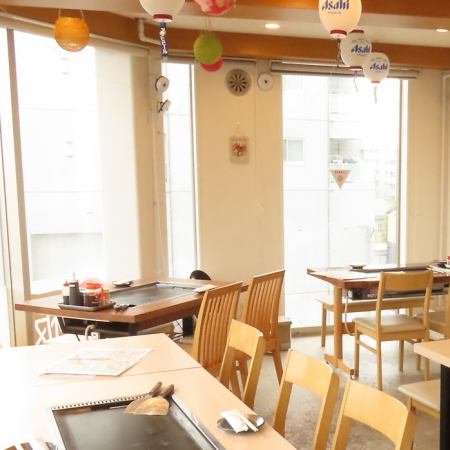 照明に照らされた店内では、壁側の席がほどよく落ち着ける空間に。周囲を気にせず話せる配置で、女子会やしっぽり飲みにも人気です。