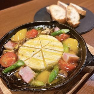 【季節限定】カマンベールチーズとベーコンのアヒージョ