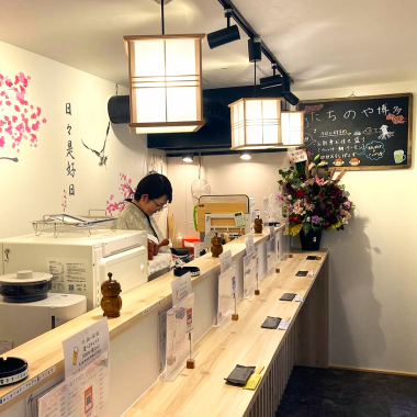 【清潔感ある立ち飲み空間】明るく開放的な立ち飲みスペースは、清掃が行き届き女性も安心して利用できます。カウンター中心でスタッフとの距離も近く、注文しやすく会話も楽しめる雰囲気。昼飲みや仕事帰りにふらっと立ち寄れる気軽さと、落ち着いて過ごせる清潔感を両立しています。