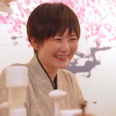 【一人でも気軽に立ち寄れる】立ち飲みならではのカジュアルさに加え、清潔感と程よい距離感の接客で、一人飲みでも安心。スタッフとの会話を楽しみながら、地酒や九州名物を味わえる居心地の良さが魅力です。昼間から夜まで通し営業なので、予定の合間や仕事帰りにも立ち寄りやすい環境です。