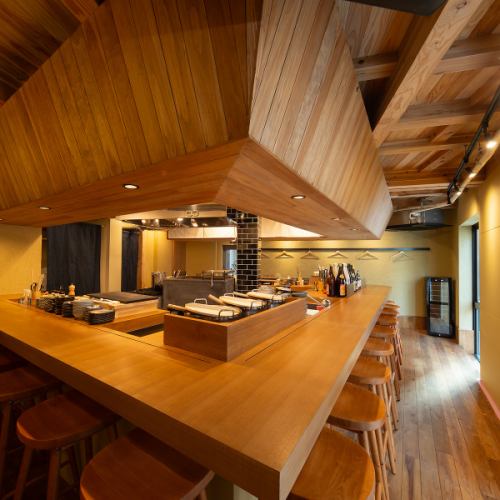 <p>さまざまな宴会や集まりに活用いただけます。レイアウトにも配慮し、動きやすく快適に過ごせる設計が特徴。ゆったりとした雰囲気の中、親しい方々との時間を存分にお楽しみいただけます♪視覚的にも開放感があるため、充実した宴会体験を実現できます☆</p>