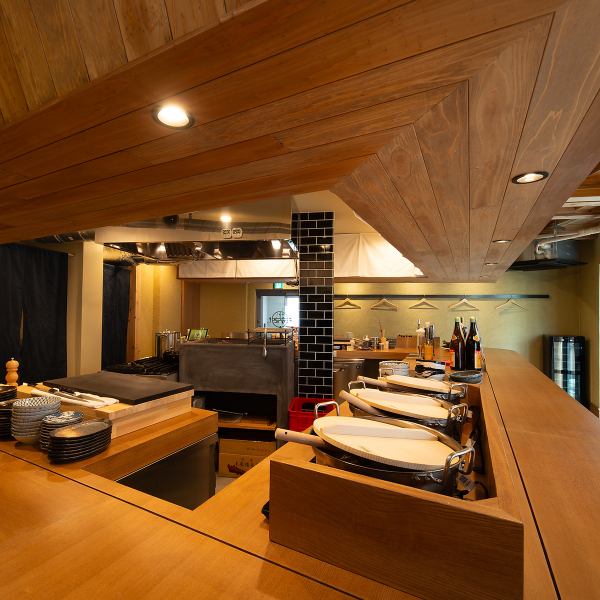 おひとりでも少人数でも安心してご利用いただける落ち着いた席をご用意しました。カウンター席は料理を楽しみながら寛げ、会話を交わすにも最適です。コンパクトながら圧迫感を感じさせない設計で、その場にいるだけで心地よく過ごせる工夫が満載☆プライベートな利用にも心からおすすめできる雰囲気です◎