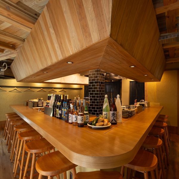 店内は木の温かみを大切にしたデザインで統一し、訪れる方に安心感を与えます。落ち着いた照明と柔らかい雰囲気が調和し、肩の力を抜いて楽しめる空間に。アクセスも良く、打ち合わせ帰りや気軽な一杯にも対応できる利便性◎さらに、季節ごとや利用シーンに応じた柔軟なサービスを心がけています☆ここで過ごす時間が特別に