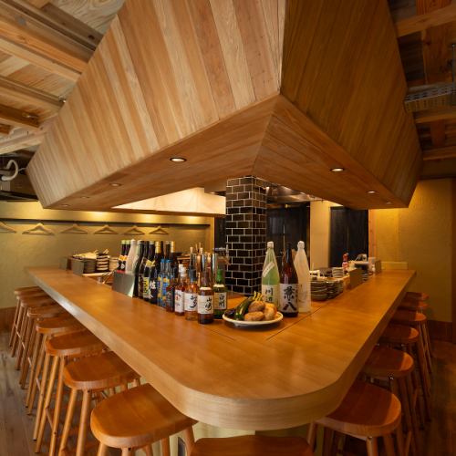 <p>店内は木の温かみを大切にしたデザインで統一し、訪れる方に安心感を与えます。落ち着いた照明と柔らかい雰囲気が調和し、肩の力を抜いて楽しめる空間に。アクセスも良く、打ち合わせ帰りや気軽な一杯にも対応できる利便性◎さらに、季節ごとや利用シーンに応じた柔軟なサービスを心がけています☆ここで過ごす時間が特別に</p>