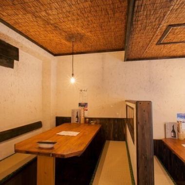全席喫煙可の店内は最大40名迄OK！！テーブルやお座敷はゆったりとした造りになっており、歓送迎会、忘新年会などのご宴会や女子会、デートなど、様々なシーンで使えます♪掘り炬燵風のテーブルは座っていても苦にならない工夫があります！！皆様でごゆっくり楽しいひとときをお過ごしください★