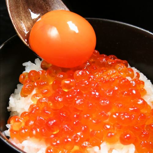 香喷喷的米饭，上面铺着北海道鲑鱼籽和当地产的鸡蛋
