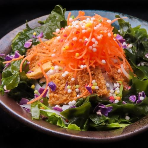 荞麦饭配鸣门裙带菜沙拉及海盐