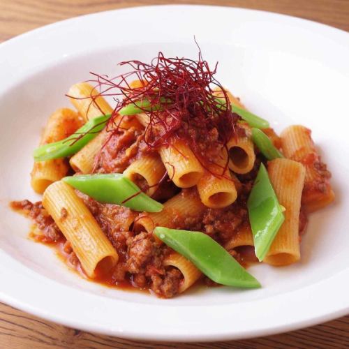 “ショートパスタ・ ミッレリーゲ” モロッコいんげんと牛挽肉のアラビアータ