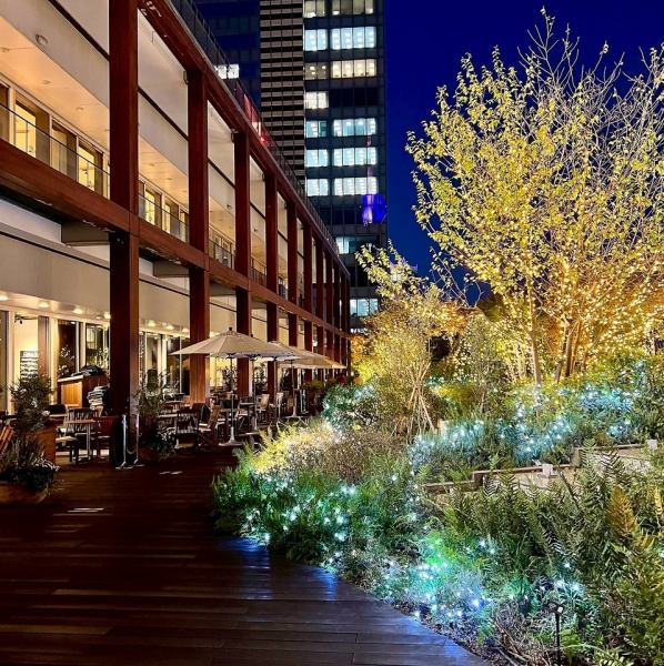 【ウッドデッキの開放的なテラス◎】冬はイルミネーション輝くガーデンテラスをご用意♪都会のざわめきからふっと解き放たれるような、緑あふれるテラスで冬限定でイルミネーションを♪毎年恒例、ＳＥＳＴＯ　ＳＥＮＳＯオリジナルのクリスマスディナー・クリスマスランチ、忘年会を是非お楽しみください。