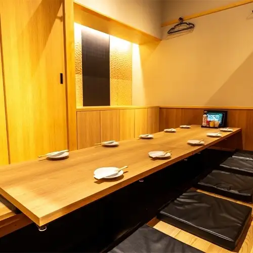 <p>☆完全個室【2~4名】【5~8名】【9~12名】【13~20名】【24~30名】【最大宴会人数】200名様可　数々の有名店を手がけてきた空間デザイナーがプロデュース！店内は落ち着いた大人の雰囲気で…。※写真は系列店です。</p>