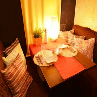 我們還設有情侶包廂。這些氣氛輕鬆的私人空間是您在新宿約會、商務會談、慶祝生日或其他特殊場合的理想之選。對於在生日等特殊日子光臨的顧客,我們也會贈送一份帶有祝福語的免費甜點拼盤。我們將竭盡全力,讓您的生日或週年紀念日成為難忘的回憶。