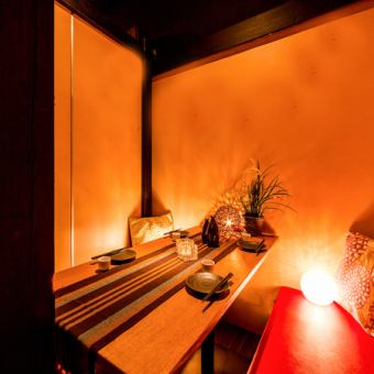 在充滿日式風情、燈光柔和的私人包廂裡,享受輕鬆愜意的宴會體驗!我們專為成人打造,提供配備餐桌和下沉式暖桌的私人私人房間。我們的私人包廂可用於各種場合,例如:飲酒聚會、閨蜜之夜、團體約會以及新宿地區的生日派對。
