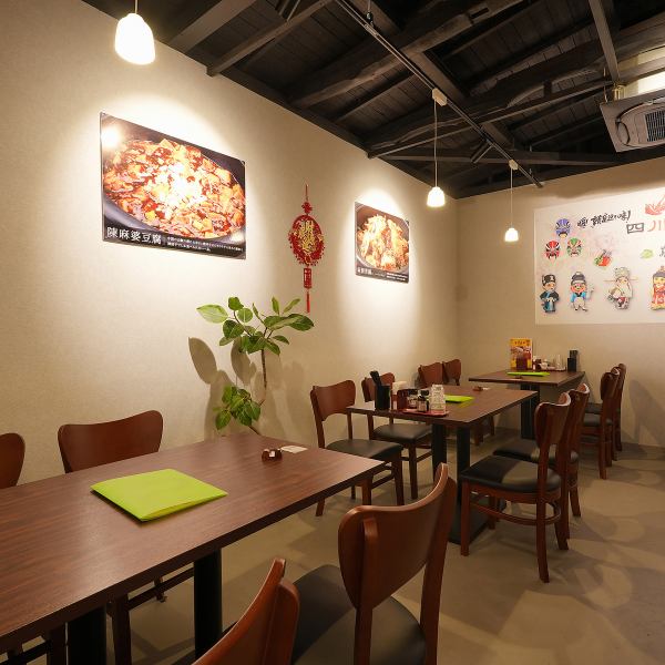 2階は最大40名様がゆったり過ごせる広々空間で、大型宴会にも柔軟に対応可能！会議後に懇親会として使えるようプロジェクターを無料貸し出ししておりますので、幅広いシーンでご利用くださいませ。また、白を基調とした落ち着いた内装で、視覚的にも開放感ある雰囲気が特長の店内は、宴の場を快適にお楽しみいただけます♪