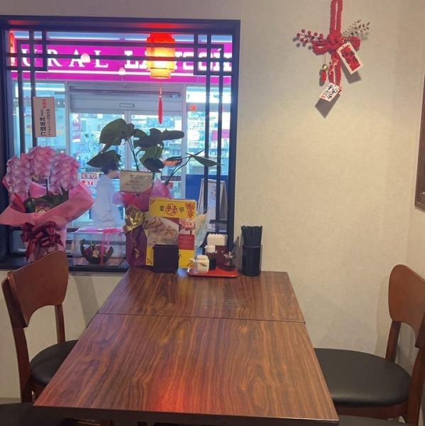 カウンターや少人数用テーブル席を完備し、おひとり様やカジュアルな集まりにもぴったりの空間。落ち着いたおしゃれな雰囲気で、周囲を気にせずゆったり過ごせます。また、席間に余裕を持たせて配置しているため、窮屈感がなく快適！仕事帰りのちょい飲みや、友人同士で四川料理を楽しむプライベートシーンにおすすめです◎