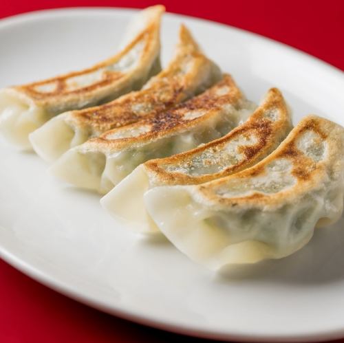 手作り焼き餃子は肉汁あふれる味わい