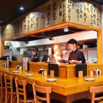 10 seats at the counter♪ It's great to sit down with friends at the counter! If you're looking for yakitori, vegetable skewers, and gyoza in or near Hakata Station, this is the place for you!