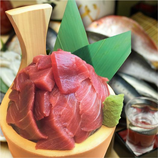 [Wild tuna served in a bucket] A mountain of tuna in a bucket! Very impressive! Great for sharing with everyone.You can eat it all to yourself♪