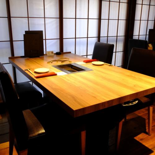 広々としたテーブル席でお楽しみ下さい。