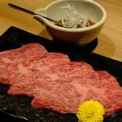 優質瘦牛肉佐焦香蔥醬油。