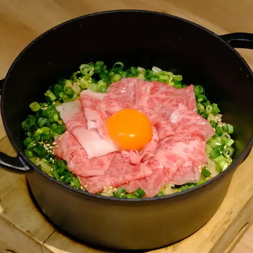 香煎西冷牛排配砂锅饭