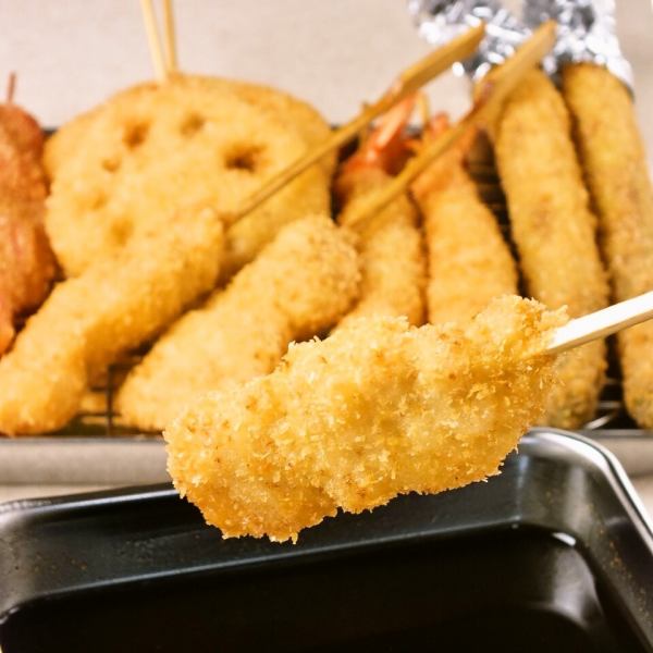 Traditional taste of Osaka! The famous kushikatsu starts at 80 yen (tax included) per piece, and the most popular is pork kushikatsu! Over 30 types, including banana and other unusual skewers!