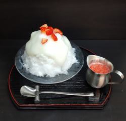 Fresh strawberry daifuku (limited time only)