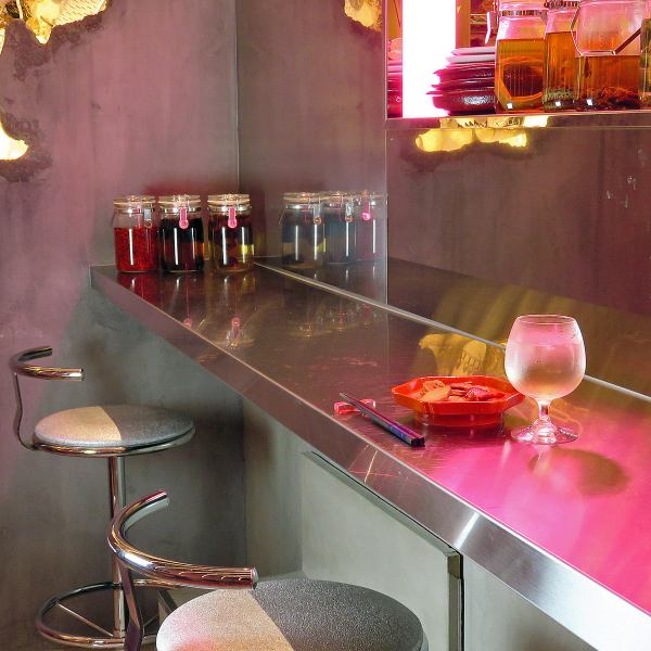 【吧台座位 x 6】欢迎个人顾客和小团体光临！我们设有 6 个吧台座位，方便您使用。下班或购物后回家前，不妨小酌一杯——这是您在这里能体验到的经典而极致的幸福。温馨舒适的室内环境让女性独自前来也倍感自在，即使是初次尝试野味的人也能放松身心，尽情享用美食。