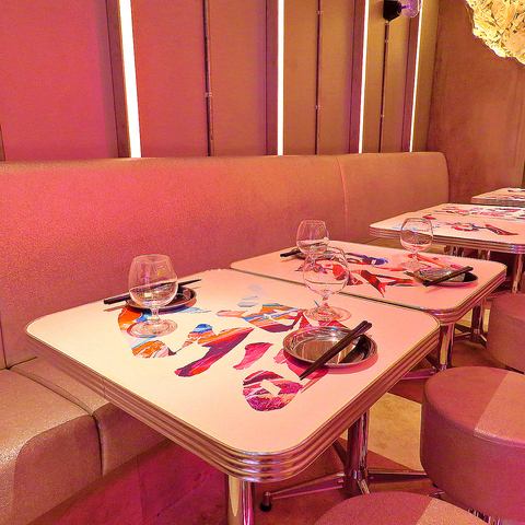 【12个桌位】适合小团体聚会的空间♪ 座位安排可自由调整，4人或6人也同样适用♪ 如果租用整个空间，最多可容纳22人就座或40人站立，是涩谷夜生活的理想场所！非常适合公司宴会等商务场合，以及女生聚会、妈妈聚会、团体约会等派对◎ 欢迎使用。