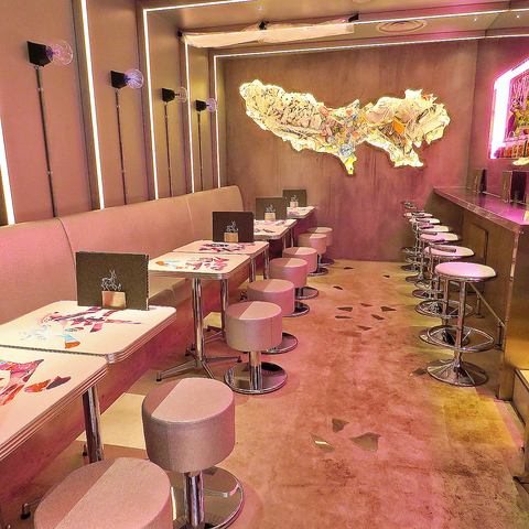 地板的设计理念是“混乱厨房”。因此，顾客一进门就能看到餐厅外墙上满是他们实际烹制的禽兽图案、色彩缤纷的多语种油漆和闪亮的霓虹灯。◎ 这里是一个非凡而舒适的空间，您可以悠闲地品尝美味的野味佳肴。即使是野味新手也能轻松享受！欢迎光临。