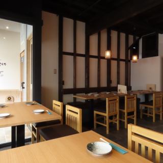 当店には4名様掛けのテーブルが4卓、2名掛けのテーブルが1卓ございます。ご友人同士の集まりでの飲みにも良し、会社などの各種宴会にも最適です！全てオープン席ですので開放感あり、ゆったりと楽しくお過ごしいただくことが出来ます◎