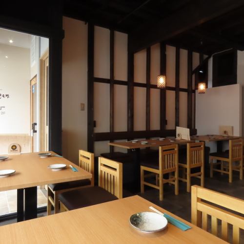 当店には4名様掛けのテーブルが4卓、2名掛けのテーブルが1卓ございます。ご友人同士の集まりでの飲みにも良し、会社などの各種宴会にも最適です！全てオープン席ですので開放感あり、ゆったりと楽しくお過ごしいただくことが出来ます◎