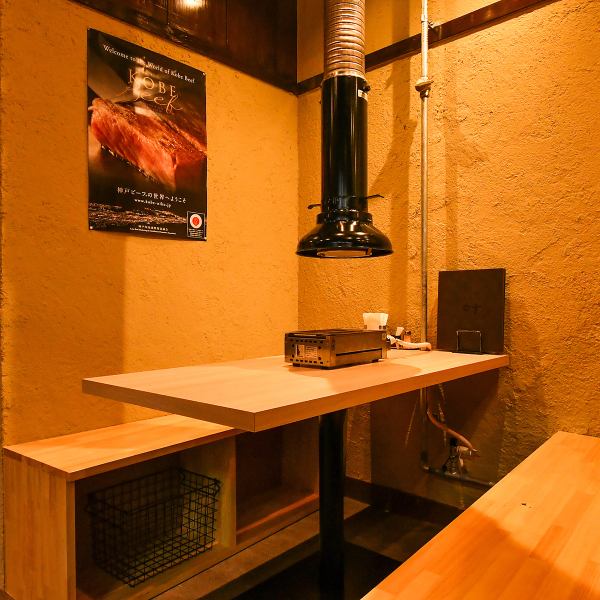 ≪温かみのある落ち着いた空間♪≫テーブル席◆2名～6名でテーブル席をご利用いただけます！厳選黒毛和牛に加えてサプライズプレートもございますので誕生日や記念日はもちろん、いつもの仲間と語り合う女子会や、嬉しい家族での外食、人数が多い飲み会も当店で心ゆくまでおくつろぎください☆
