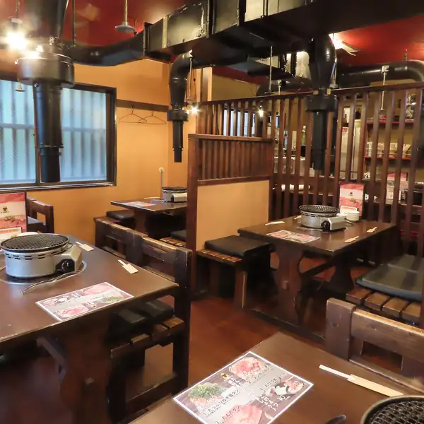 焼肉店とは思えないほどの綺麗な店内!駅チカで仕事帰りのサラリーマンにも人気です!シックでモダンな雰囲気の半個室もあり、周囲を気にせず落ち着いてお食事が出来ます。みんなでビール片手に美味しいお肉をたらふく食べて、明日の活力に!