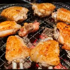 一口手羽の丁寧な仕込みと旨み。外は香ばしく中はジューシー！3時間以上の下処理で旨み凝縮