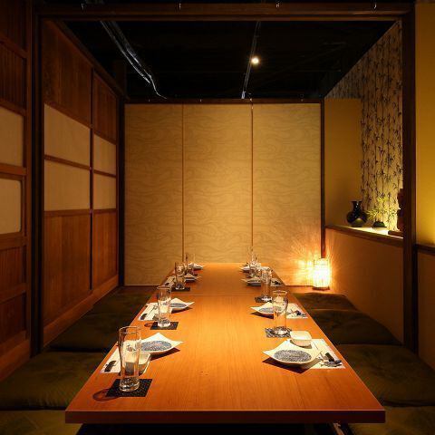 【小人数テーブル個室】 光と影が織り成す上質空間。都会の喧騒を忘れ大人の時間をゆったり堪能できる空間をご用意！2名～6名の少人数様向けのプライベート個室。ゆったりと優雅なお時間をお過ごし頂けるこちらのお席は、デートをワンランク上の仕上がりに！サプライズ演出できるデザートプレートもご用意しております。