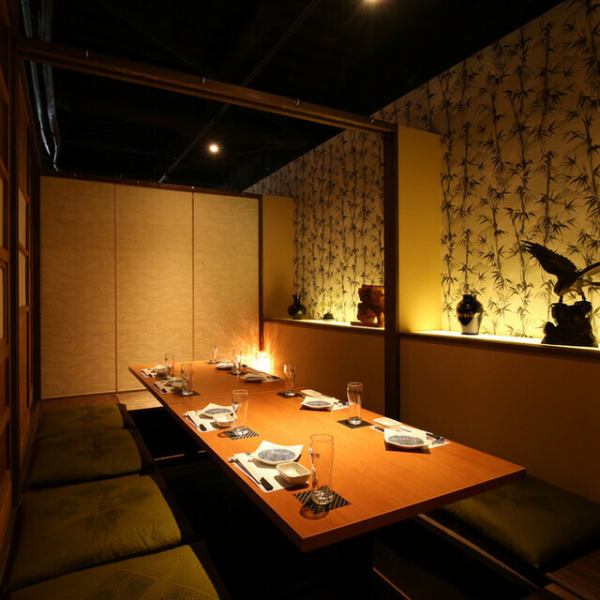 【大人数掘りごたつ個室】10～30名様でもゆったりとお座りいただける掘りごたつ個室。大切なお客様を迎えての接待やビジネス仲間との会食、お仕事仲間とのご宴会や歓送迎会はもちろん、ご家族・親族でのお食事などにもご利用ください。ご宴会は飲み放題付が断然おトク。冬を題材にした至極の鍋の数々を提案しております。