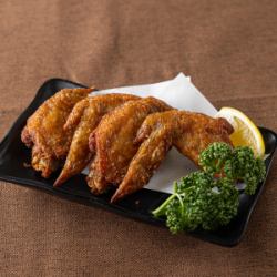 金黄酥脆的炸鸡翅