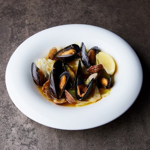 Steamed shellfish with white wine