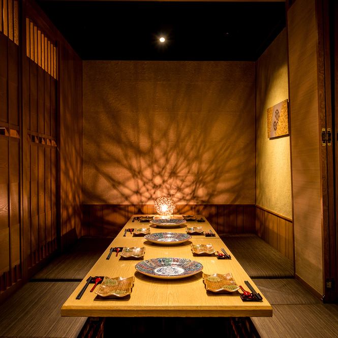 我们提供多间现代日式风格温馨私人包间,是约会和闺蜜聚会的理想之选。