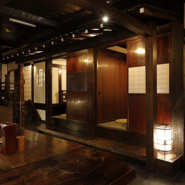 江戸を思わせるシックな味わいの店内。なんだかホッと出来る空間が心地良く、落ち着いた雰囲気に寛げる。ついたてを外して大人数にも対応できるので仲間同士でゆったり、美味しい料理を楽しめる。