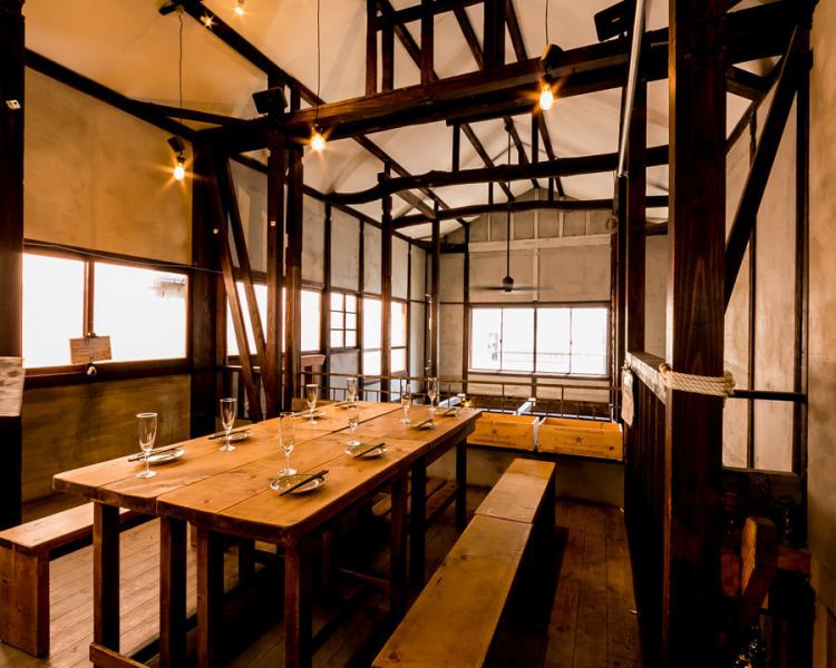 The open and fashionable interior of the renovated warehouse can be easily used in a variety of situations ♪ There are table seats where you can sit comfortably and semi-private rooms, so it is ideal for girls-only gatherings and gatherings with friends. ◎