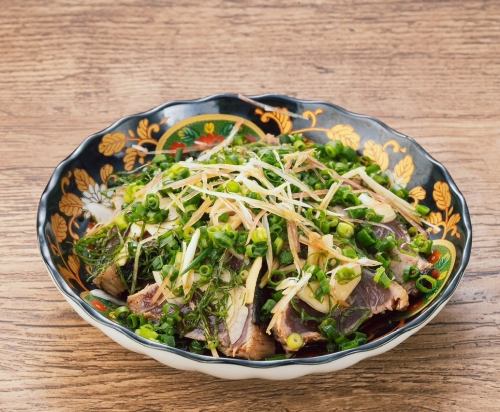 佐以豐富佐料的炙烤鰹魚