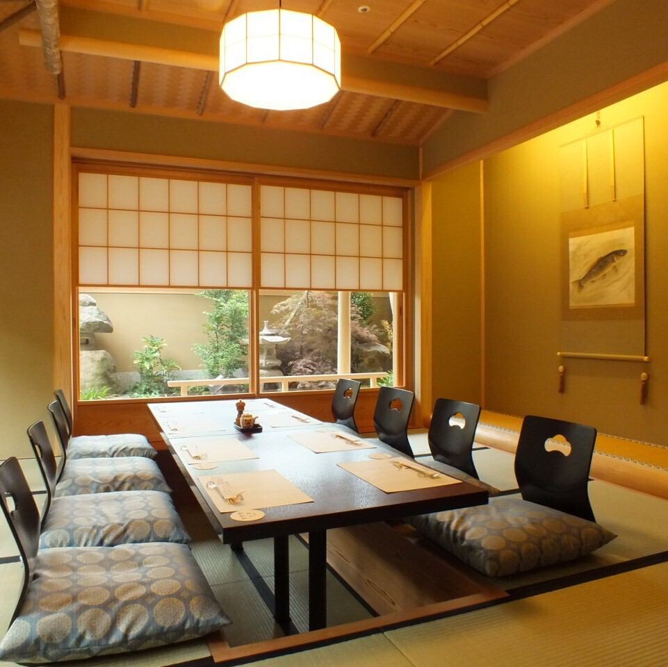 庭園の見える掘りごたつ個室でゆったりお食事をお楽しみ下さい。