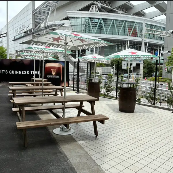 本場アイリッシュパブを思わせる、街灯の温かい光が灯るテラス席は、心地よい風が吹き抜ける開放的な空間です。お仕事帰りの一杯から、デート、カジュアルな女子会まで、男女・年代を問わず海外旅行気分で気軽にお立ち寄りいただけます。開放感抜群のお席で、風が心地よく通る海外パブのような雰囲気をお楽しみください。