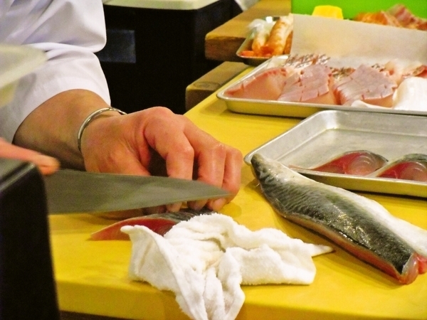 長崎県内の港で水揚げされた新鮮な魚をいつでも食べられる店。
