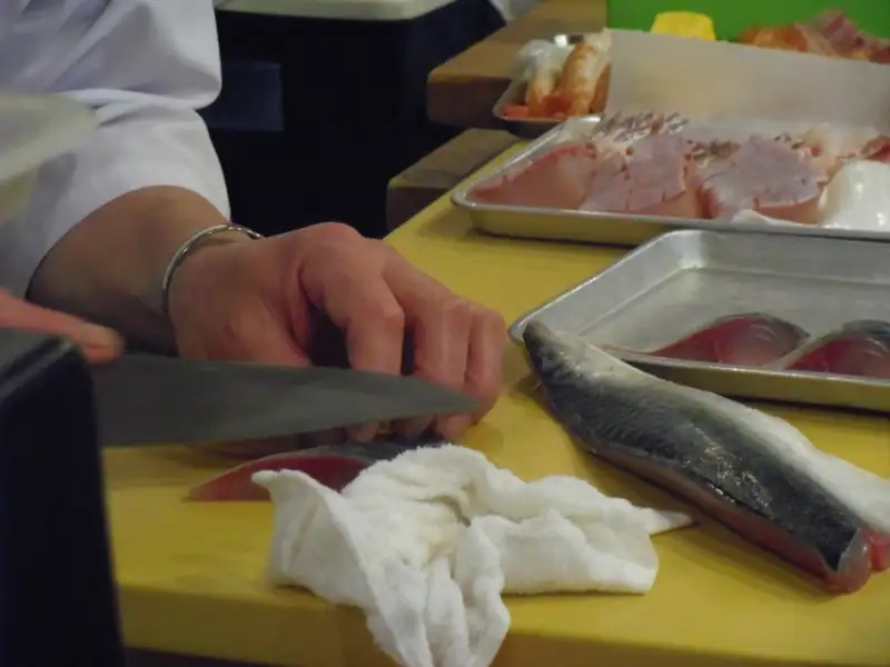長崎県産のおいしい魚介類が食べられる店。カウンター席なら店主の気持ち良い包丁さばきが見られる。