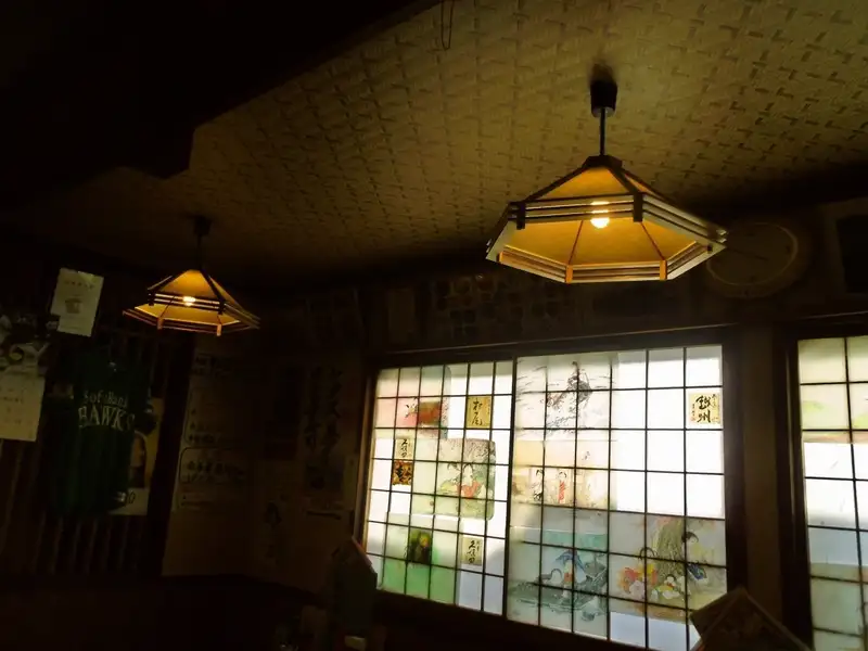 レトロな雰囲気の店内は居心地が良い。美味しい料理やお酒を楽しむのにぴったりのお店。ついつい長居したくなる。